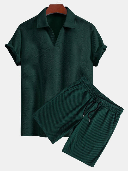 Polo y pantalones cortos texturizados con cuello en V
